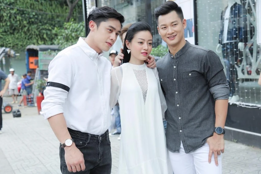 Ca sĩ Đức Tuấn cùng hai diễn viên đến từ Thái Lan trong thời gian thực hiện MV