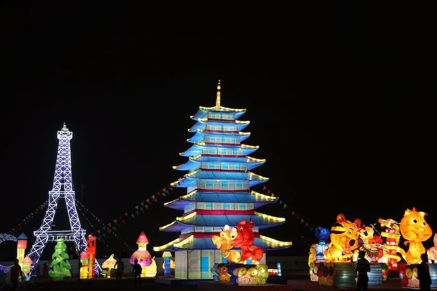 Mô hình tháp bảy tầng và tháp Eiffel 