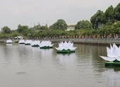 Ngắm sen trắng 'nở' trên kênh Nhiêu Lộc - Thị Nghè