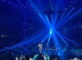 Vũ Cát Tường té trên sân khấu xuống đất trong liveshow 