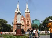 Linh mục, giáo dân mang khẩu trang thực hiện bí tích Hòa giải