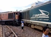 Tàu hàng đâm trực diện một tàu khác tại ga