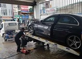 Đà Nẵng bớt mưa, hàng loạt xe sang vẫn chìm trong nước