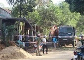 Bom nổ, 10 căn nhà bị hư hại