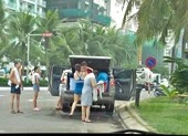 Khách đỗ ô tô, tắm ngay tại con đường đẹp nhất ven biển
