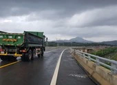 Xe chạy vun vút trên cao tốc chưa thông xe bất chấp biển cấm