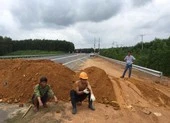 Barie bằng đất ngăn xe chạy chui trên cao tốc La Sơn-Túy Loan