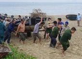 Ngư dân Đà Nẵng đội mưa kéo thuyền thúng chạy bão số 5
