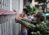 Các phường ở Đà Nẵng kiểm tra từng nhà trong 'vùng đỏ' để hỗ trợ chống bão số 5