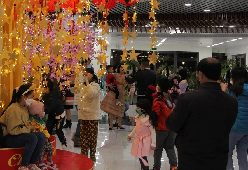 Người dân nô nức xuống phố vui xuân đón giao thừa ảnh 23