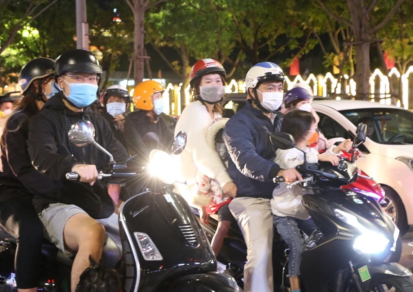 Người dân nô nức xuống phố vui xuân đón giao thừa ảnh 20