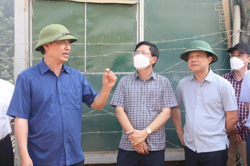 Thứ trưởng Bộ GTVT Lê Đình Thọ kiểm tra cao tốc La Sơn - Hòa Liên. Ảnh: TẤN VIỆT