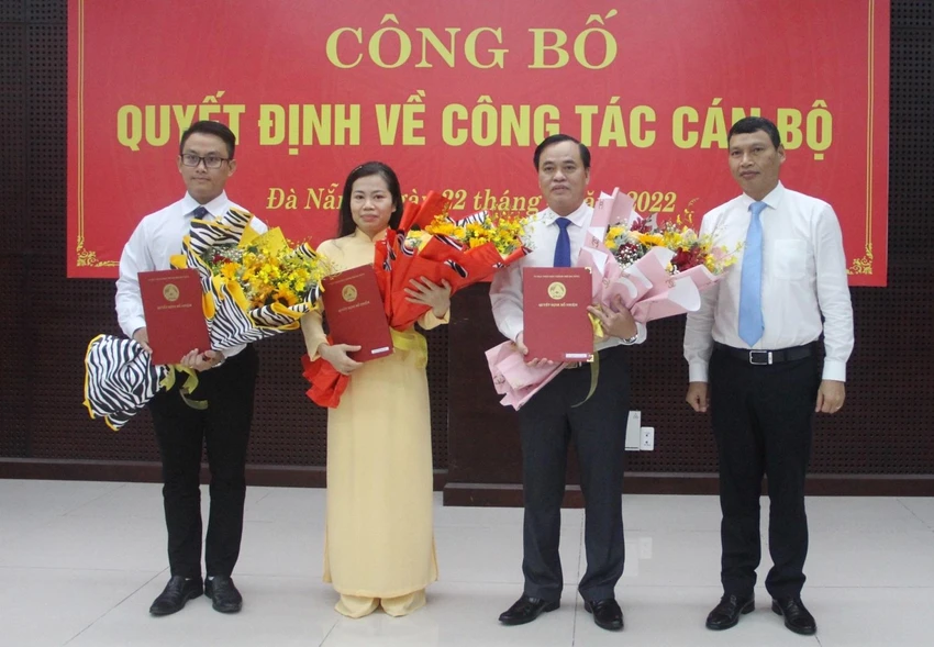 Từ trái qua phải: Ông Lê Hoàng Phúc, bà Lê Thị Xuân Nga và ông Nguyễn Trung Nghĩa. Ảnh: TẤN VIỆT Từ trái qua phải: Ông Lê Hoàng Phúc, bà Lê Thị Xuân Nga và ông Nguyễn Trung Nghĩa. Ảnh: TẤN VIỆT