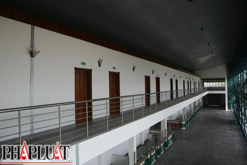 Toàn bộ phòng ốc tại đây đều đóng cửa. Ảnh: NGÔ QUANG Toàn bộ phòng ốc tại đây đều đóng cửa. Ảnh: NGÔ QUANG