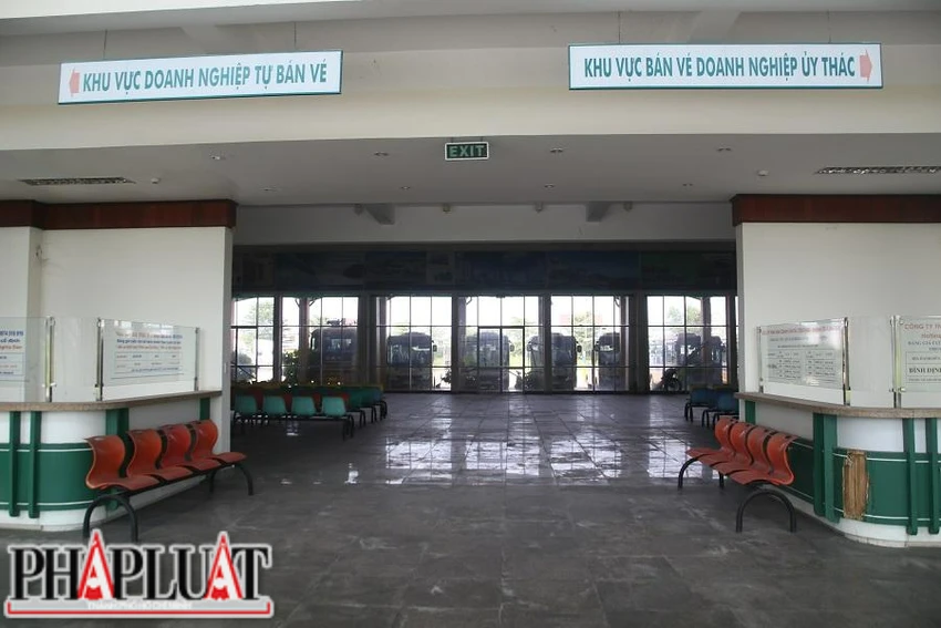 Bên trong bến xe rộng lớn không một bóng người. Ảnh: NGÔ QUANG Bên trong bến xe rộng lớn không một bóng người. Ảnh: NGÔ QUANG