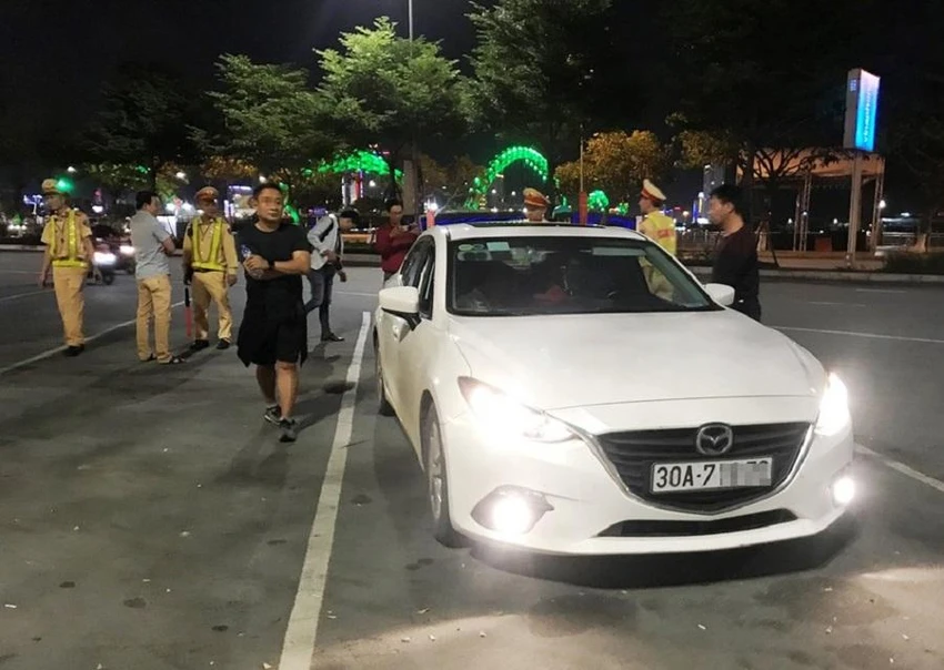 Một ô tô vi phạm nồng độ cồn tại Đà Nẵng. Ảnh: H.H Một ô tô vi phạm nồng độ cồn tại Đà Nẵng. Ảnh: H.H