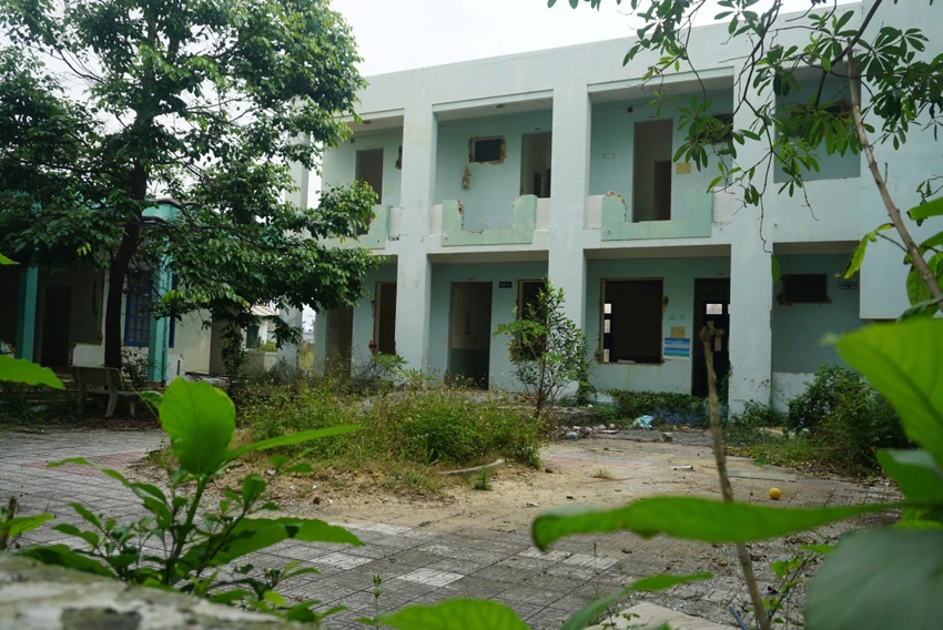 Trụ sở cũ của Bệnh viện Phục hồi chức năng Đà Nẵng bỏ hoang gây lãng phí. Ảnh: TẤN VIỆT
