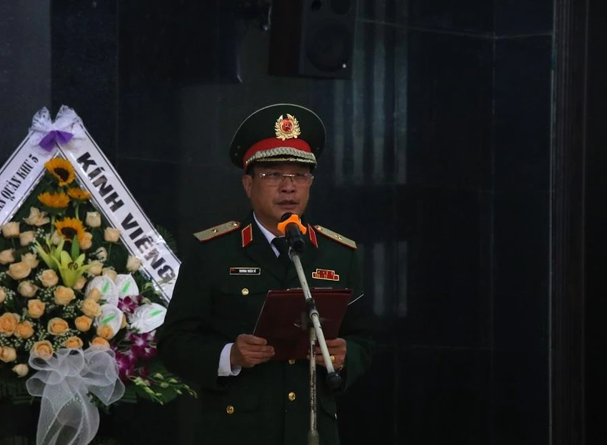 Thiếu tướng Trương Thiên Tô, Phó Chính ủy Quân khu 5 đọc điếu văn tại lễ truy điệu. Ảnh: TẤN VIỆT Thiếu tướng Trương Thiên Tô, Phó Chính ủy Quân khu 5 đọc điếu văn tại lễ truy điệu. Ảnh: TẤN VIỆT
