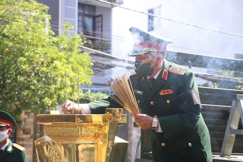 Năm 2013, ông Nguyễn Văn Lập được Chủ tịch nước Trương Tấn Sang phong tặng danh hiệu Anh hùng Lực lượng vũ trang Nhân dân, là người nước ngoài duy nhất được phong tặng danh hiệu này. Ảnh: TẤN VIỆT Năm 2013, ông Nguyễn Văn Lập được Chủ tịch nước Trương Tấn Sang phong tặng danh hiệu Anh hùng Lực lượng vũ trang Nhân dân, là người nước ngoài duy nhất được phong tặng danh hiệu này. Ảnh: TẤN VIỆT