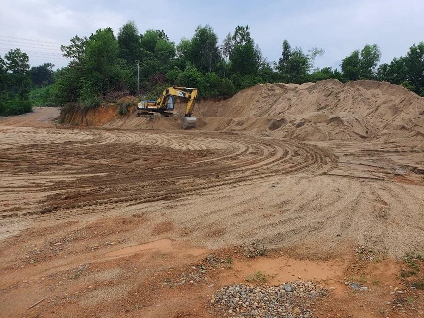 Bãi cát trái phép khoảng 1.000 m3 được di chuyển khỏi vị trí vi phạm. Ảnh: TẤN VIỆT Bãi cát trái phép khoảng 1.000 m3 được di chuyển khỏi vị trí vi phạm. Ảnh: TẤN VIỆT