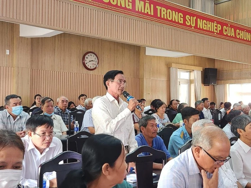 Các cử tri tại quận Liên Chiểu than phiền chuyện ô nhiễm tiếng ồn, thiếu thuốc chữa bệnh. Ảnh: TẤN VIỆT Các cử tri tại quận Liên Chiểu than phiền chuyện ô nhiễm tiếng ồn, thiếu thuốc chữa bệnh. Ảnh: TẤN VIỆT