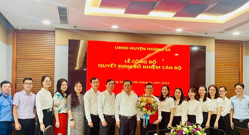 Ông Lê Tiến Công nhận quyết định và hoa từ lãnh đạo UBND huyện Hoàng Sa. Ảnh: UBND huyện Hoàng Sa Ông Lê Tiến Công nhận quyết định và hoa từ lãnh đạo UBND huyện Hoàng Sa. Ảnh: UBND huyện Hoàng Sa