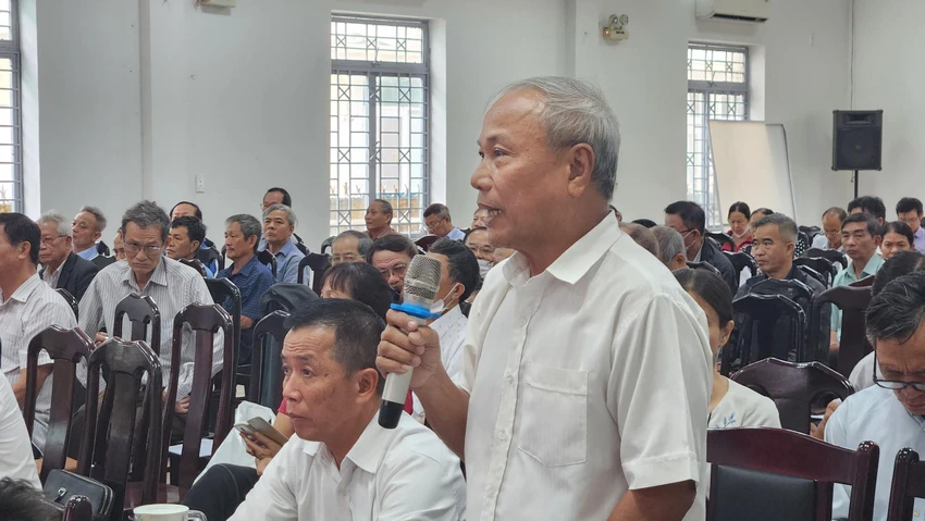 Cử tri phường Hòa Thuận Tây phàn nàn chuyện thiếu thuốc chữa bệnh trong các cơ sở y tế. Ảnh: TẤN VIỆT Cử tri phường Hòa Thuận Tây phàn nàn chuyện thiếu thuốc chữa bệnh trong các cơ sở y tế. Ảnh: TẤN VIỆT