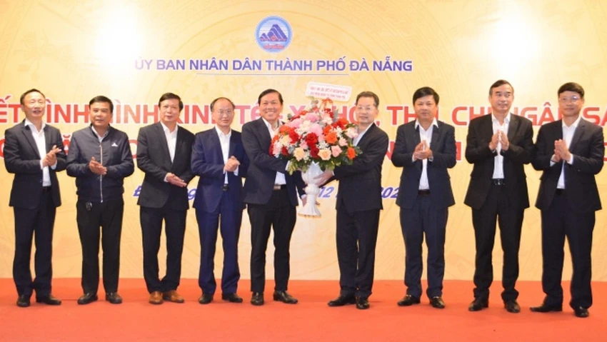 Bí thư Thành ủy Đà Nẵng Nguyễn Văn Quảng (thứ tư từ phải) tặng hoa chúc mừng ngành tài chính TP vì những kết quả đạt được trong công tác thu ngân sách năm 2022. Ảnh: TT Bí thư Thành ủy Đà Nẵng Nguyễn Văn Quảng (thứ tư từ phải) tặng hoa chúc mừng ngành tài chính TP vì những kết quả đạt được trong công tác thu ngân sách năm 2022. Ảnh: TT