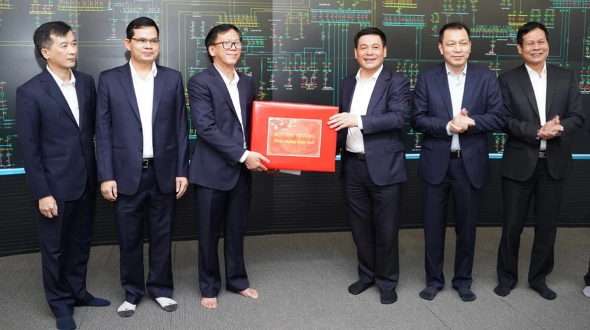 Bộ trưởng Nguyễn Hồng Diên tặng quà cho tập thể cán bộ, công nhân viên EVNCPC. Ảnh: EVNCPC Bộ trưởng Nguyễn Hồng Diên tặng quà cho tập thể cán bộ, công nhân viên EVNCPC. Ảnh: EVNCPC