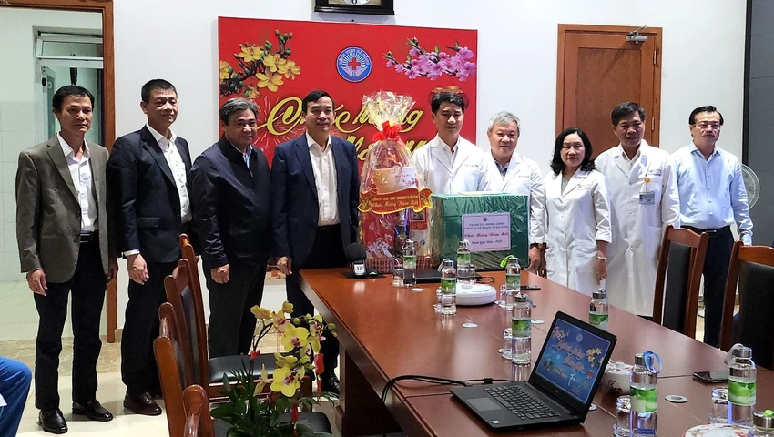 Chủ tịch UBND TP Đà Nẵng Lê Trung Chinh thăm Bệnh viện Đà Nẵng đêm giao thừa. Ảnh: TẤN VIỆT Chủ tịch UBND TP Đà Nẵng Lê Trung Chinh thăm Bệnh viện Đà Nẵng đêm giao thừa. Ảnh: TẤN VIỆT