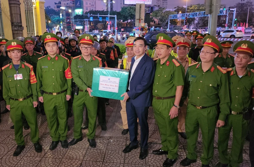 Ông Lê Trung Chinh động viên lực lượng 911 ra quân làm nhiệm vụ đêm giao thừa. Ảnh: TẤN VIỆT Ông Lê Trung Chinh động viên lực lượng 911 ra quân làm nhiệm vụ đêm giao thừa. Ảnh: TẤN VIỆT