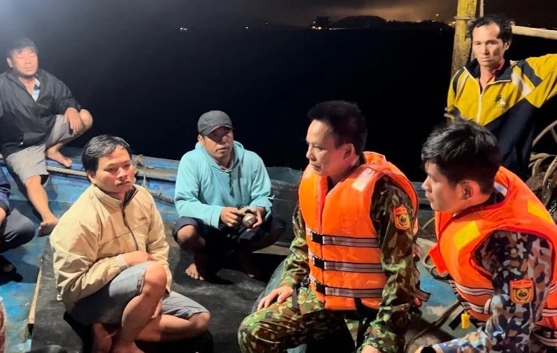 Lực lượng biên phòng cùng ngư dân tham gia tìm kiếm ông Hoàng. Ảnh: BĐBP Lực lượng biên phòng cùng ngư dân tham gia tìm kiếm ông Hoàng. Ảnh: BĐBP