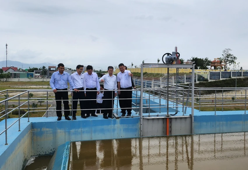 Bí thư Thành ủy Đà Nẵng Nguyễn Văn Quảng (thứ hai từ phải) kiểm tra dự án Nhà máy nước Hòa Liên. Ảnh: TẤN VIỆT