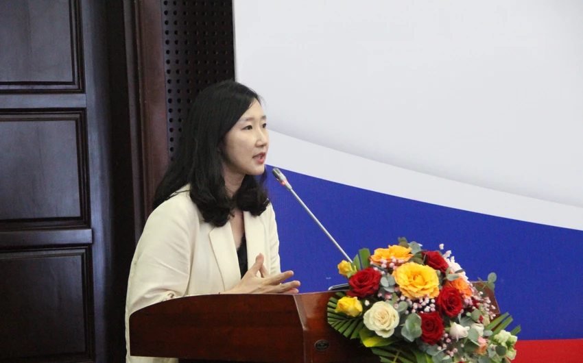 Bà Shin Kyeonglyun, Phó giám đốc KOTRA Đà Nẵng phát biểu tại hội thảo. Ảnh: TẤN VIỆT Bà Shin Kyeonglyun, Phó giám đốc KOTRA Đà Nẵng phát biểu tại hội thảo. Ảnh: TẤN VIỆT