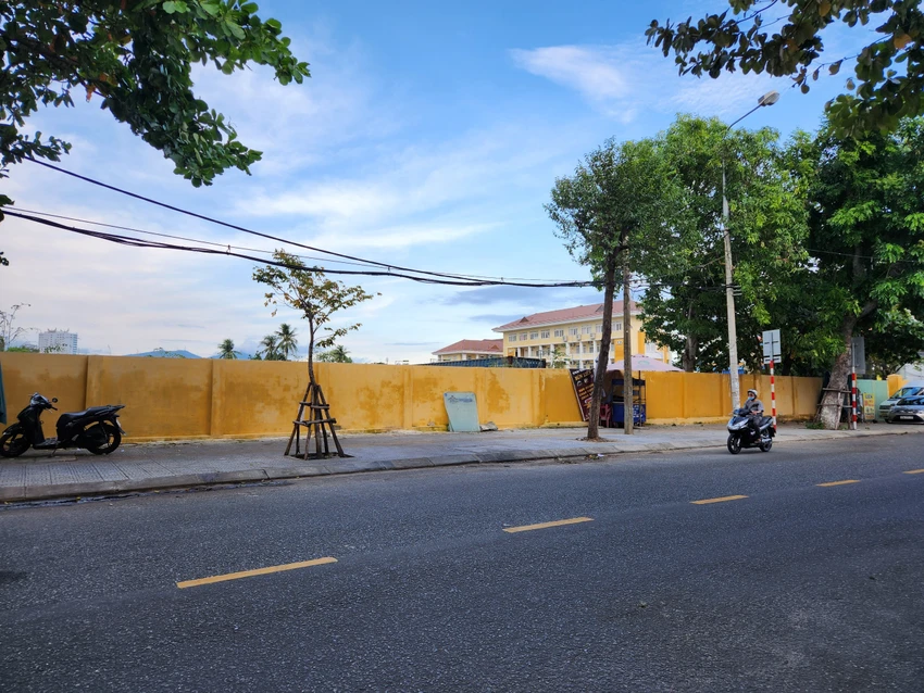 Khu đất quốc phòng 271 Nguyễn Tri Phương rộng 7.404 m2. Ảnh: TẤN VIỆT Khu đất quốc phòng 271 Nguyễn Tri Phương rộng 7.404 m2. Ảnh: TẤN VIỆT