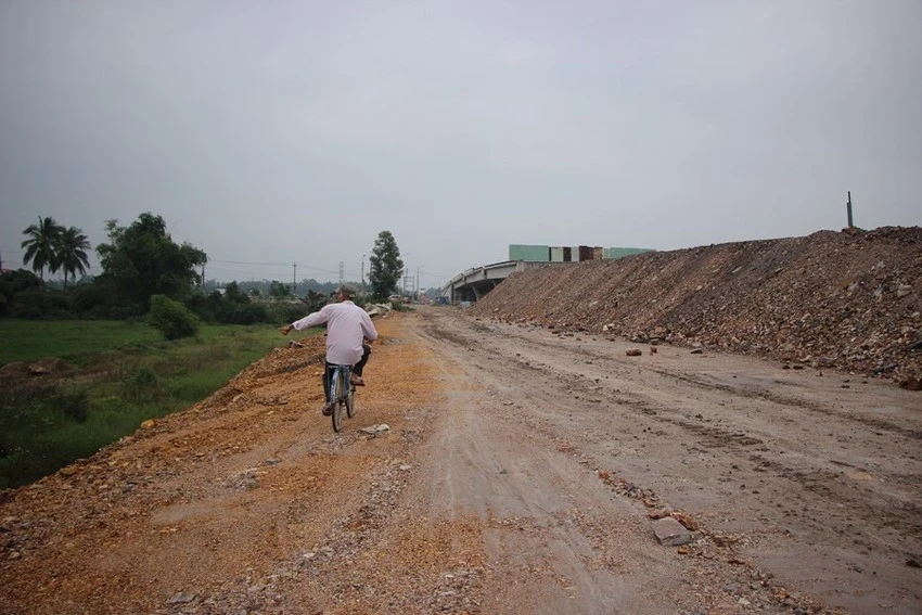 Việc thiếu vật liệu san lấp là một trong những nguyên nhân khiến nhiều công trình động lực, trọng điểm của Đà Nẵng chậm tiến độ. Ảnh: TẤN VIỆT