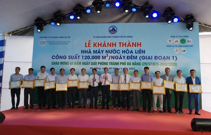 Đà Nẵng tặng bằng khen cho các cá nhân có thành tích xuất sắc trong quá trình xây dựng Nhà máy nước Hòa Liên. Ảnh: TẤN VIỆT Đà Nẵng tặng bằng khen cho các cá nhân có thành tích xuất sắc trong quá trình xây dựng Nhà máy nước Hòa Liên. Ảnh: TẤN VIỆT