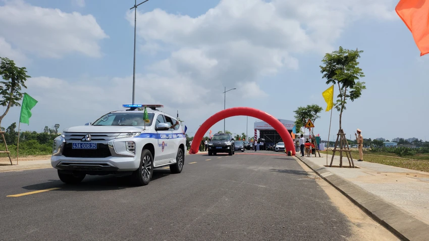Đường ven sông Tuyên Sơn - Túy Loan tạo thêm một trục huyết mạch nối trung tâm TP Đà Nẵng với huyện Hòa Vang. Ảnh: TẤN VIỆT