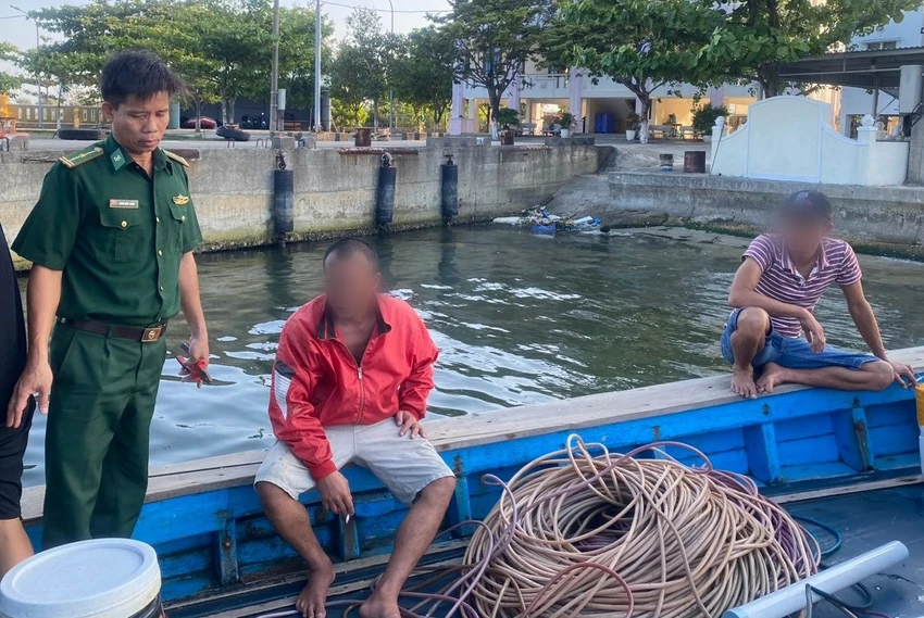 Đồn Biên phòng Sơn Trà tạm giữ tàu cá vi phạm. Ảnh: BĐBP Đồn Biên phòng Sơn Trà tạm giữ tàu cá vi phạm