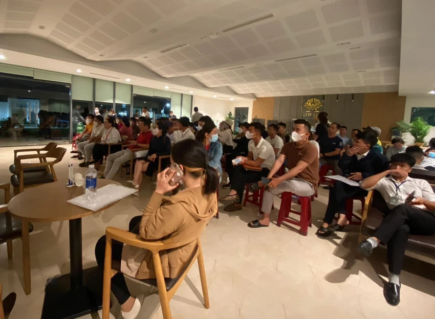 Ảnh do người dân chụp lại tại văn phòng dự án lúc 4 giờ 45 sáng 8-5. Ảnh: FB