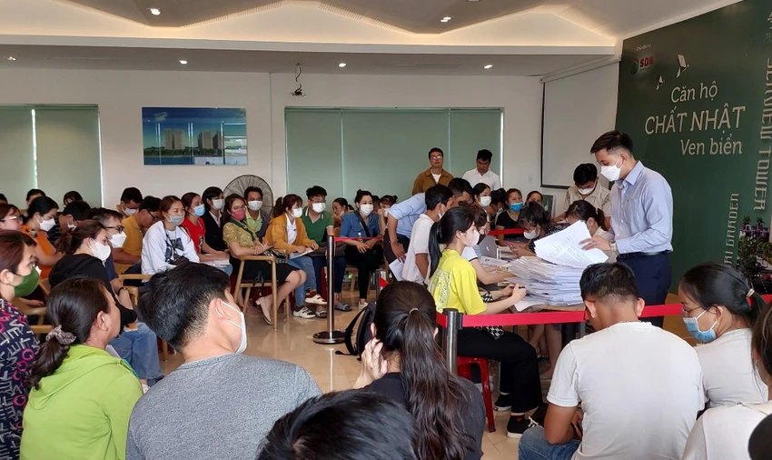 Hàng trăm hồ sơ mua nhà ở xã hội được nộp vào văn phòng dự án chỉ trong một buổi sáng. Ảnh: HG