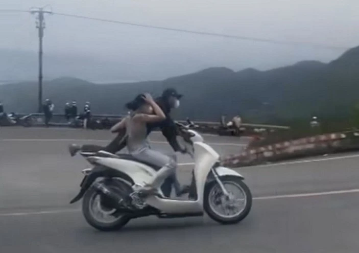 Anh và Ngân '"làm xiếc" trên đèo Hải Vân. Ảnh cắt từ clip Anh và Ngân '"làm xiếc" trên đèo Hải Vân. Ảnh cắt từ clip