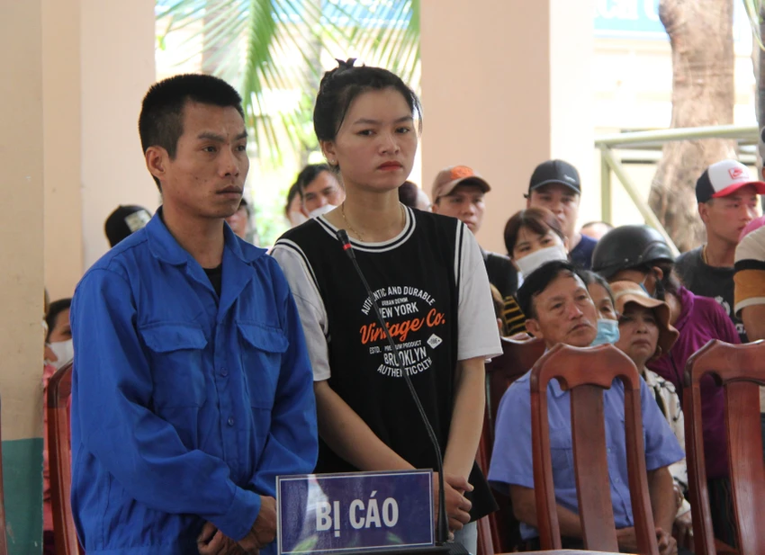 Vợ chồng Nguyễn Thế Anh và Nguyễn Thị Kim Ngân tại phiên xét xử lưu động. Ảnh: TẤN VIỆT Vợ chồng Nguyễn Thế Anh và Nguyễn Thị Kim Ngân tại phiên xét xử lưu động. Ảnh: TẤN VIỆT