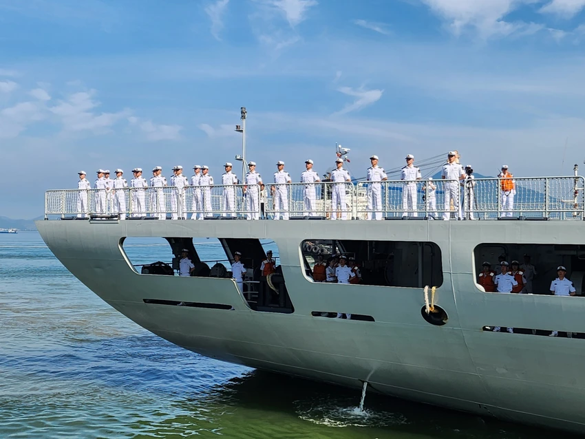 Sĩ quan, thủy thủ đoàn sẽ tham quan một số địa điểm trên địa bàn TP Đà Nẵng. Ảnh: TẤN VIỆT Sĩ quan, thủy thủ đoàn sẽ tham quan một số địa điểm trên địa bàn TP Đà Nẵng. Ảnh: TẤN VIỆT