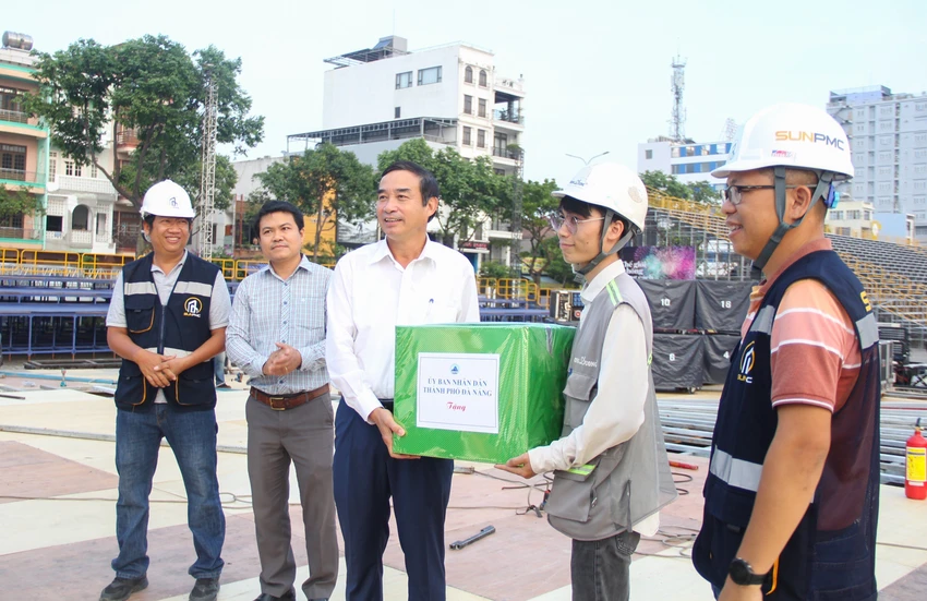 Chủ tịch UBND TP Đà Nẵng Lê Trung Chinh thăm lực lượng thi công sân khấu và khán đài DIFF 2023. Ảnh: SG Chủ tịch UBND TP Đà Nẵng Lê Trung Chinh thăm lực lượng thi công sân khấu và khán đài DIFF 2023. Ảnh: SG