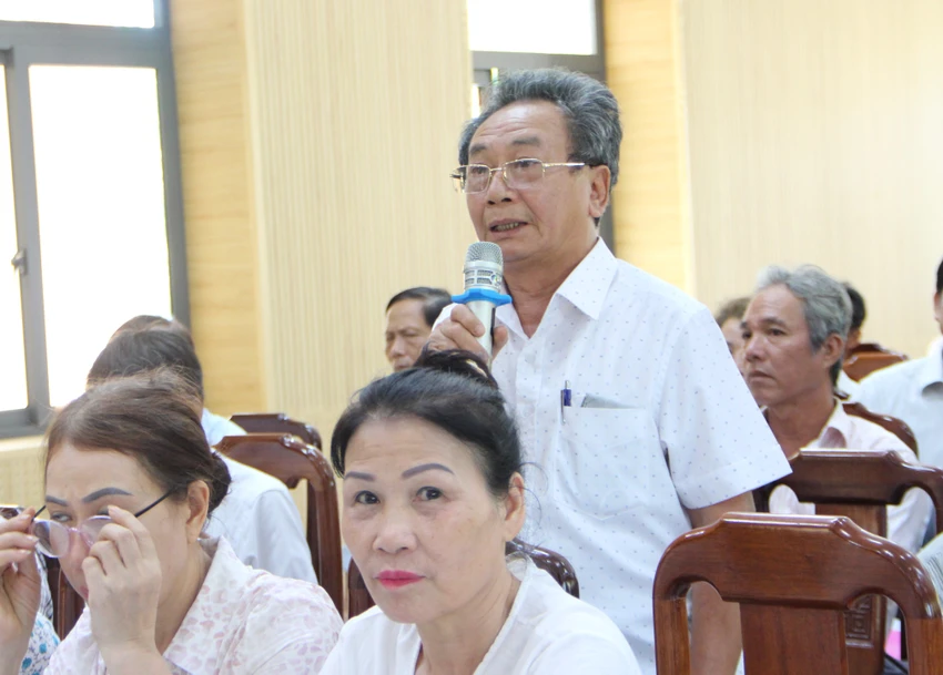 Cử tri phường Hòa Xuân phản ánh nhiều vấn đề liên quan đến trật tự đô thị. Ảnh: TẤN VIỆT Cử tri phường Hòa Xuân phản ánh nhiều vấn đề liên quan đến trật tự đô thị. Ảnh: TẤN VIỆT