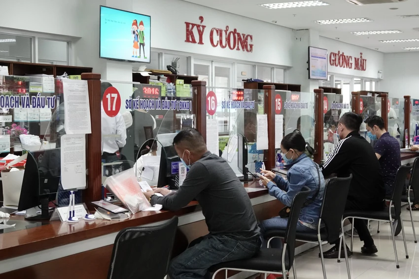 Người dân làm thủ tục hành chính tại Trung tâm Hành chính TP Đà Nẵng. Ảnh: TẤN VIỆT Người dân làm thủ tục hành chính tại Trung tâm Hành chính TP Đà Nẵng. Ảnh: TẤN VIỆT