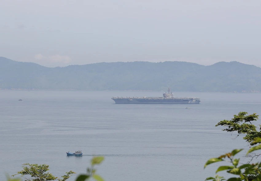 Tàu sân bay USS Ronald Reagan dài 333 m, rộng 77 m. Đây là tàu sân bay chạy bằng năng lượng hạt nhân với tầm hoạt động không giới hạn, tốc độ 55 km/h. Ảnh: TẤN VIỆT Tàu sân bay USS Ronald Reagan dài 333 m, rộng 77 m. Đây là tàu sân bay chạy bằng năng lượng hạt nhân với tầm hoạt động không giới hạn, tốc độ 55 km/h. Ảnh: TẤN VIỆT