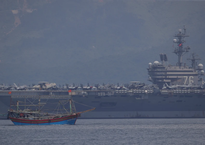 Tàu sân bay USS Ronald Reagan dài 333 m, rộng 77 m. Đây là tàu sân bay chạy bằng năng lượng hạt nhân với tầm hoạt động không giới hạn, tốc độ 55 km/h. Ảnh: TẤN VIỆT Tàu sân bay USS Ronald Reagan dài 333 m, rộng 77 m. Đây là tàu sân bay chạy bằng năng lượng hạt nhân với tầm hoạt động không giới hạn, tốc độ 55 km/h. Ảnh: TẤN VIỆT