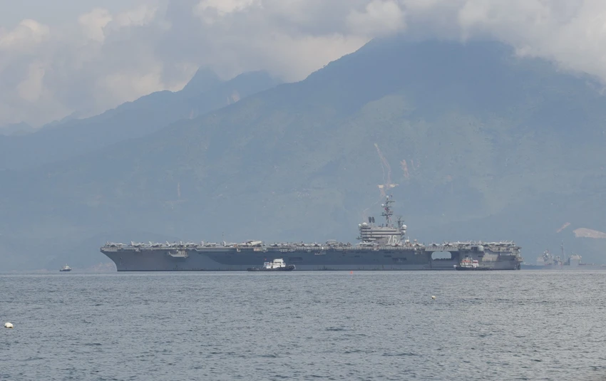 Tàu sân bay USS Ronald Reagan (CVN 76) của Hải quân Hoa Kỳ trên vịnh Đà Nẵng. Ảnh: TẤN VIỆT Tàu sân bay USS Ronald Reagan (CVN 76) của Hải quân Hoa Kỳ trên vịnh Đà Nẵng. Ảnh: TẤN VIỆT